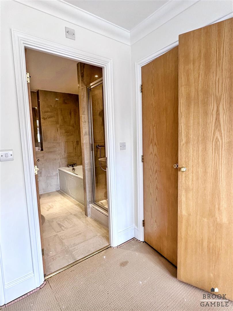 2 Bedroom Flat. Carew Road in Eastbourne,  6